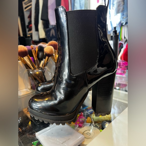 patent leather boots, super comfortable! Size 5 - Picture 4 of 4